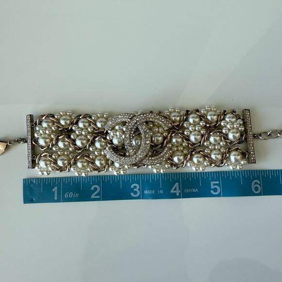 CHANEL large bracelet with pearls Authentic Retail 2200$ - Picture 3 of 10